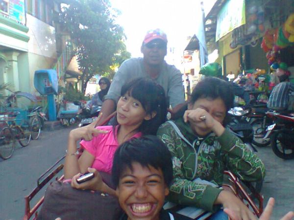 Cicicece99's tweet photo. Saat galau
Tmn2 bs hbur aq dgn cra
Gokil2 an d ats bcak
Bner2 kenangan yg g bkal trlupa http://t.co/GQOp9479