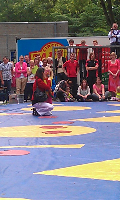 De wethouder <a href="/helenvdberg/">Ziro Ish</a> opent de circusvoorstelling
