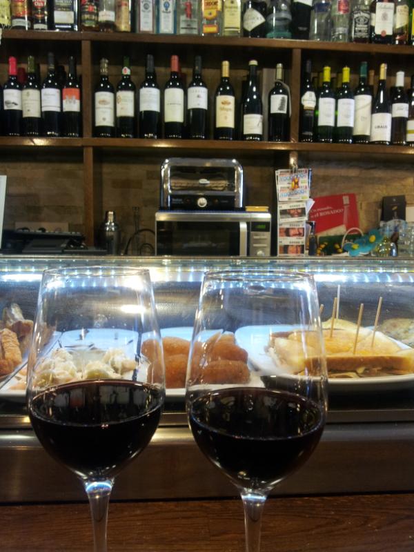 CasonaDelPastor's tweet photo. Tomando un Miranda y un pincho en el Tolmay en Logroño #LaRiojaApetece http://t.co/CFUrVtke