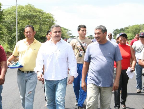 Sara_guacaran's tweet photo. La Gobernación de Anzoátegu invierten 8 millones Bs en 3 sectores de la comunidad de MAYORQUIN #Bna @tarek http://t.co/RLRvwzv5