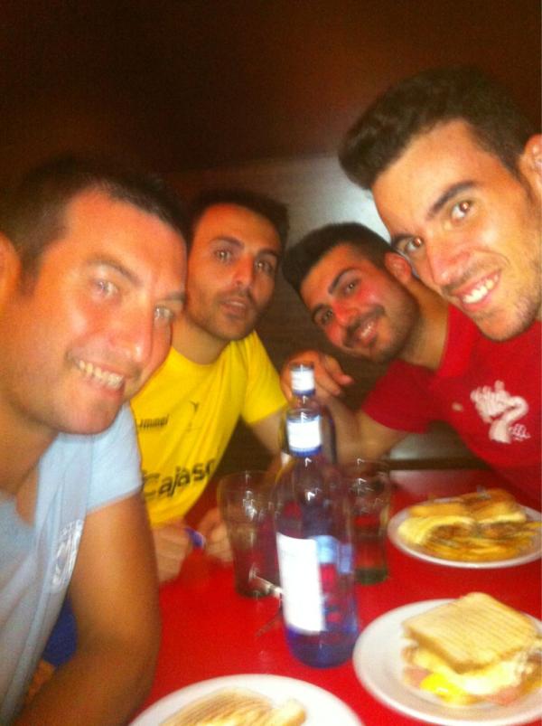 Celebrando una nueva victoria del R del Boca con @Danihidalgo25 @pepe85macias @garrapatero_sev en Bilios