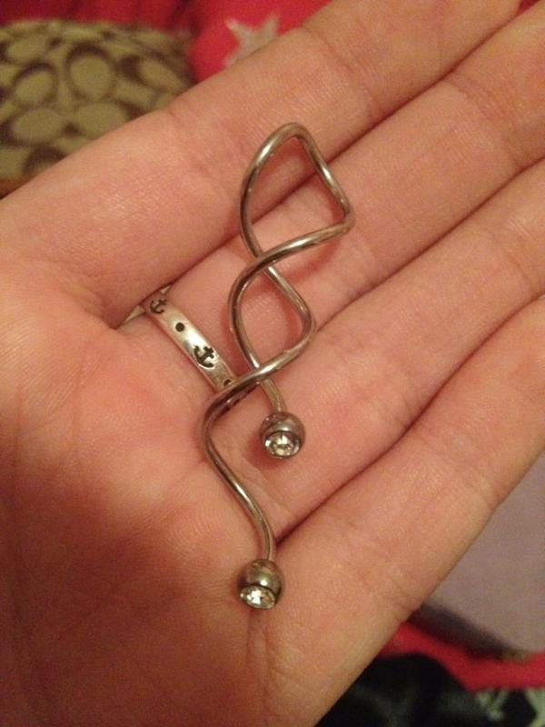 MEEN_Girl16's tweet image. This belly button ring is so cool but I have no idea his to put it in!! #superconfusing #fromspencers