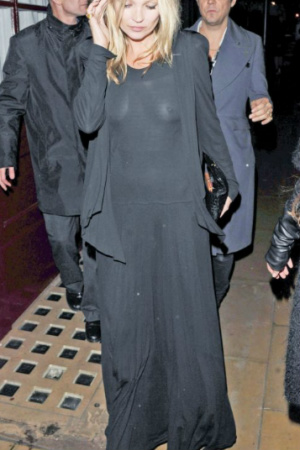 Fashion faux pas : la robe transparente de Kate Moss unerobe.com/actualite/fash… par @wKdn