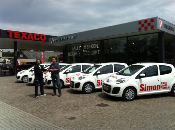 SimonTENNISnl's tweet photo. Nieuw wagenpark! #simontennis #simonsport http://t.co/56B268Pq