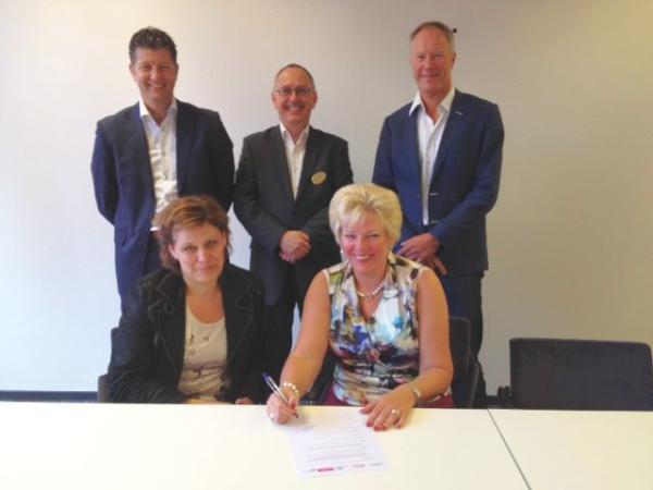 ActiZbranche's tweet photo. CAO VVT is ondertekend. De salarisverhoging gaat al deze maand in. http://t.co/ymAnnYYw http://t.co/aGIUsAaC