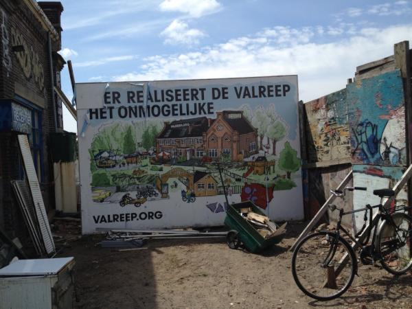 PJAlmere's tweet photo. En aanbeland bij het derde Bottom Up! project: de Valreep, krakersbolwerk vol met initiatieven in A'dam Oost. #INBO http://t.co/rFePzZLu