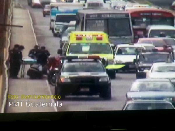 lamarca941's tweet photo. Zona3. Motorista pierde control de motocicleta y derrapa en Puente Incienso Oriente. Bomberos lo atienden. #traficogt http://t.co/LiyiDIGE