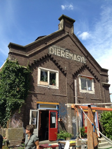 PJAlmere's tweet photo. Monument en oud 'dierenasyl' Oostpoort A'dam wordt door krakers gebruikt voor buurtactiviteiten. #INBO Bottom Up! http://t.co/pzoYDTxc