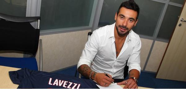 Lavezzi signing his four-year contract at #psg.