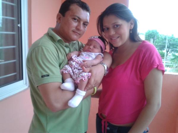 glmp0383's tweet photo. Agradecido con mi Dios por mi esposa, mi hija y mi familia que es lo que más amo en este mundo. http://t.co/oQaMk37b