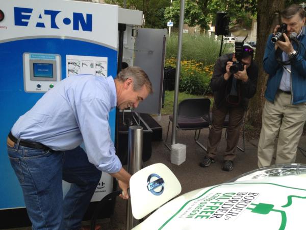 SenJeffMerkley's tweet photo. Charging up at Electric Avenue, Portland State University. #EVBorder2Border http://t.co/L1Z3gcND