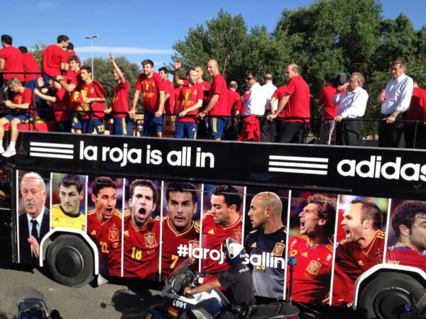 XabiAlonsoFans's tweet photo. Ilusion y caras de emocion en los rostros de la delegacion española en el autobus. http://t.co/FQOSNIJH