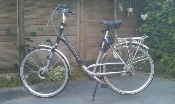 EricBoers's tweet photo. M'n fiets gejat. Herenversie van deze. Wie helpt me zoeken? Is me erg dierbaar.. groen/grijze Altra Navigator. TX! http://t.co/BhxSqoKY
