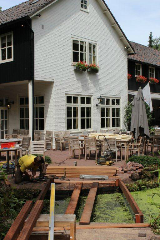 Zo de brug over de vijver van de Kastanjehof is klaar!!!!!!!!!!!!!!!