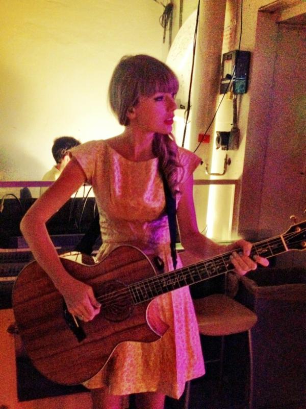 roxyolin's tweet image. @taylorswift13 getting ready for stage
