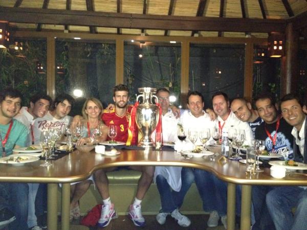 3gerardpique's tweet photo. Celebrando el título con mi familia y amigos! Celebrating the Euro2012 with family and friends! #euro2012 http://t.co/1OZKEGk5