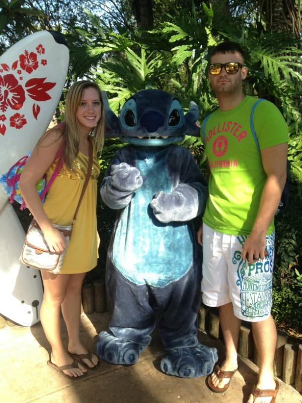 Dk_08's tweet photo. Chillin with stich http://t.co/QbYqN5ID