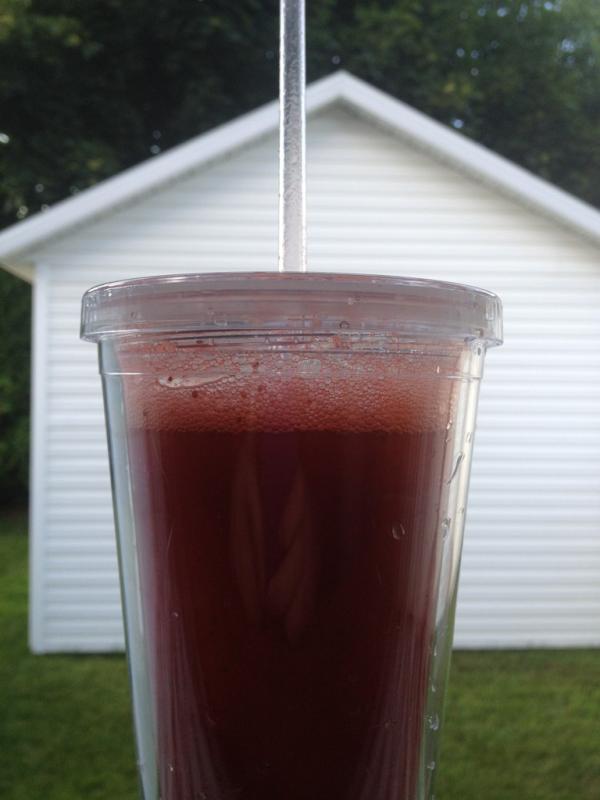 collations's tweet photo. Des fruits frais au choix, de l'eau pétillante et un malaxer. Une boisson santé parfaite pour une belle journée d'été! http://t.co/74RcG3OF