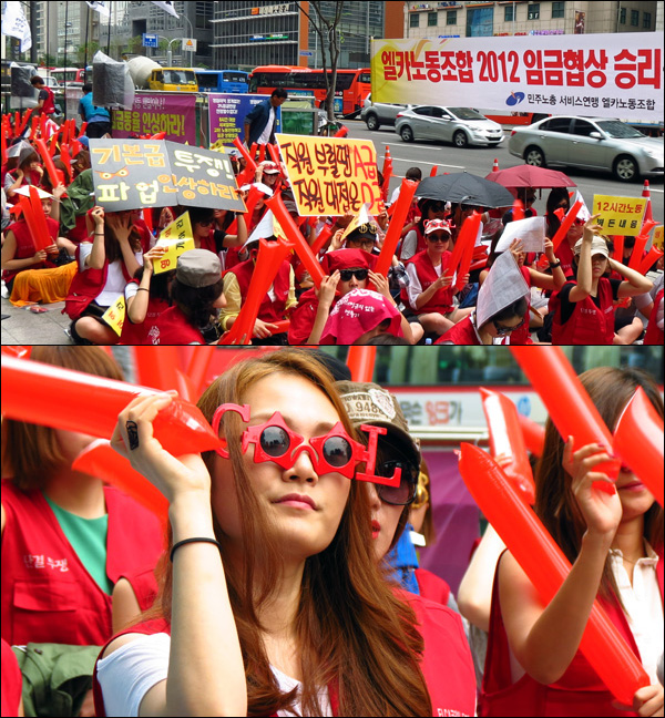 sangjungsim's tweet photo. "글로벌 기업 에스티로더는 명품 화장품만 수입할 게 아니라 세계수준의 노동자의 삶도 수입해야 합니다"  비가 내리는 강남역 부근, 팔뚝질도 붉은 조끼도 어색한 수입화장품회사 엘카코리아 노동자들과 만났습니다. http://t.co/QVsM2XoD