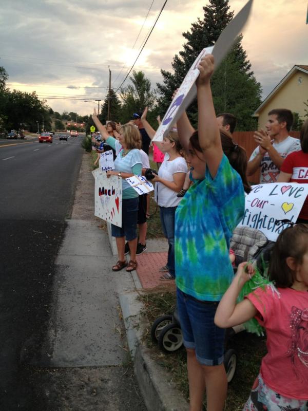 I've never seen this before. People saying thanks to the fire fighters as they come off the line. #WaldoCanyonFire