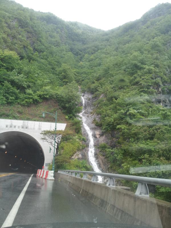 okjako1's tweet photo. 어라연 가는 길....... 비 오고 나서 멋진 자연폭포 하나 생겼다. http://t.co/hzAtTQtv