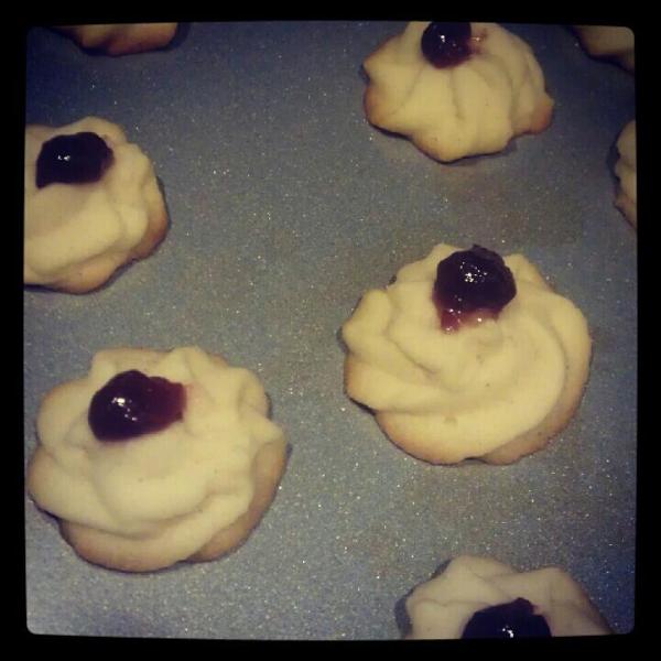 kageusagi's tweet photo. home-made spritz cookies with raspberry jam http://t.co/u6GsbwgE