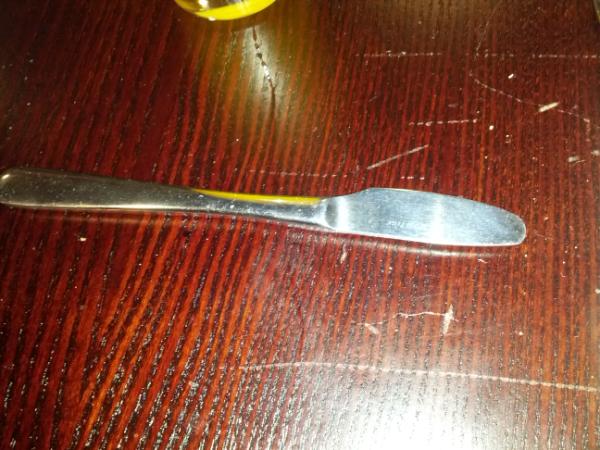 carlito_thomas's tweet photo. The smallest knife ever at wetherspoons! http://t.co/uK9fDENu