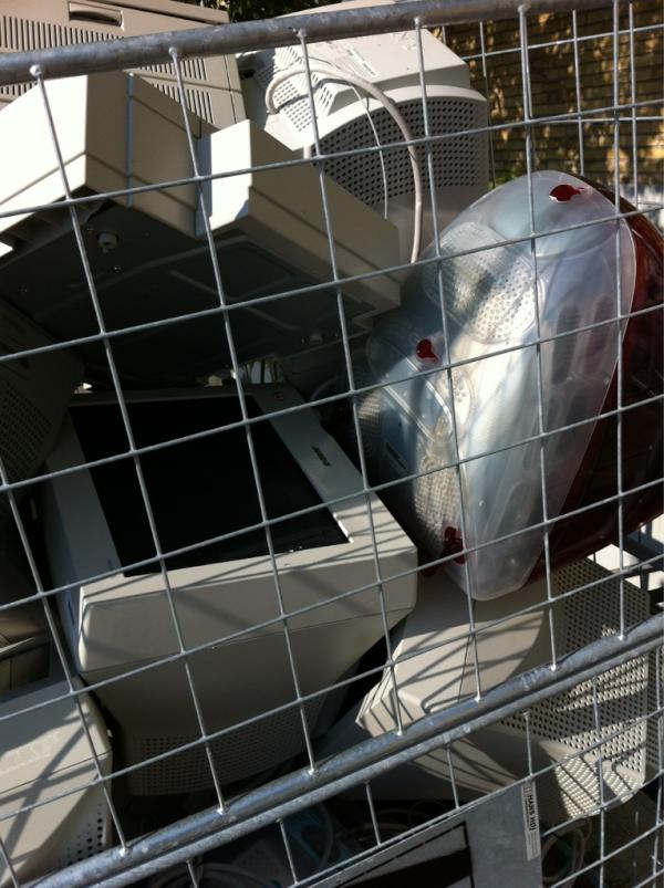 EsbenHardenberg's tweet photo. Står en masse CRT skærme og gamle iMacs ved Adorno, Aarhus Uni. Klar til at blive skraldet, @openspaceaarhus http://t.co/EJKemL0X