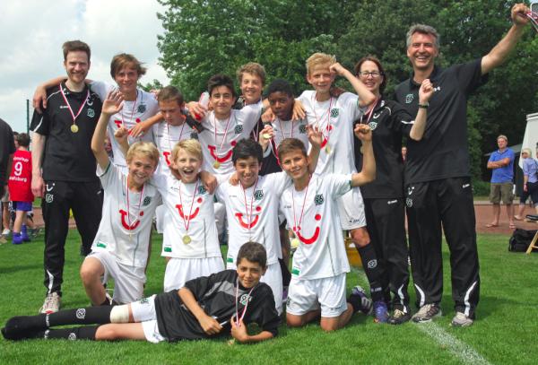 Ichbin96's tweet photo. (1/2) Unsere D-Junioren haben durch ein 2:1 gegen den VfL Wolfsburg den E.ON Avacon Cup 2012 gewonnen! http://t.co/NXn2Oq9p