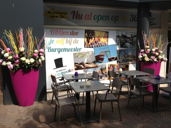 Achter deze kleurijke raamsticker is de uitbreiding van Brasserie De Alphense Burgemeester in volle gang!