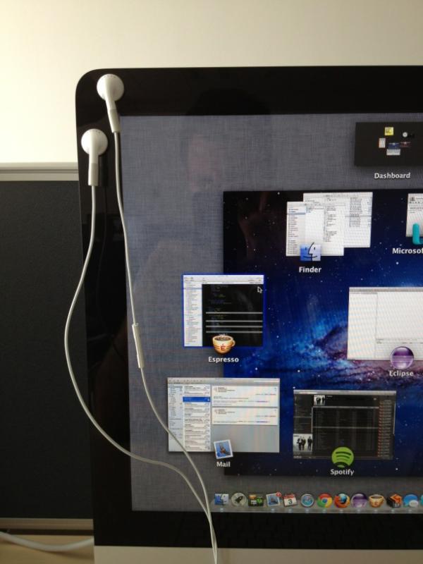 martindoub's tweet image. Omg, have you EVER noticed you can do THIS w/ your earphones and iMac? #AppleSolution