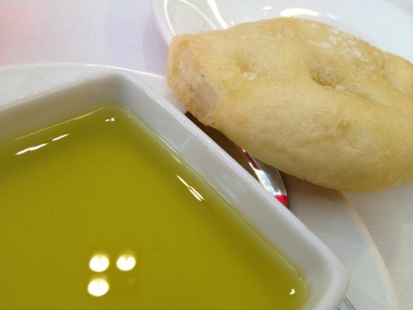 anaescobarayc's tweet photo. Música chill out, ambiente elegante, cocina de Esteban González y AOV y pan de aceite en rest #manzana #hesperiamadrid http://t.co/iZ3lS8CI