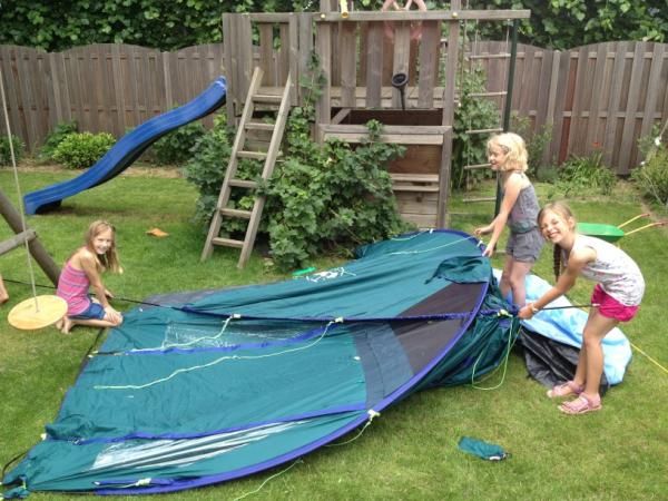 De meiden hebben een slaapfeestje! Heerlijk ..genieten ... de logica en zo ....