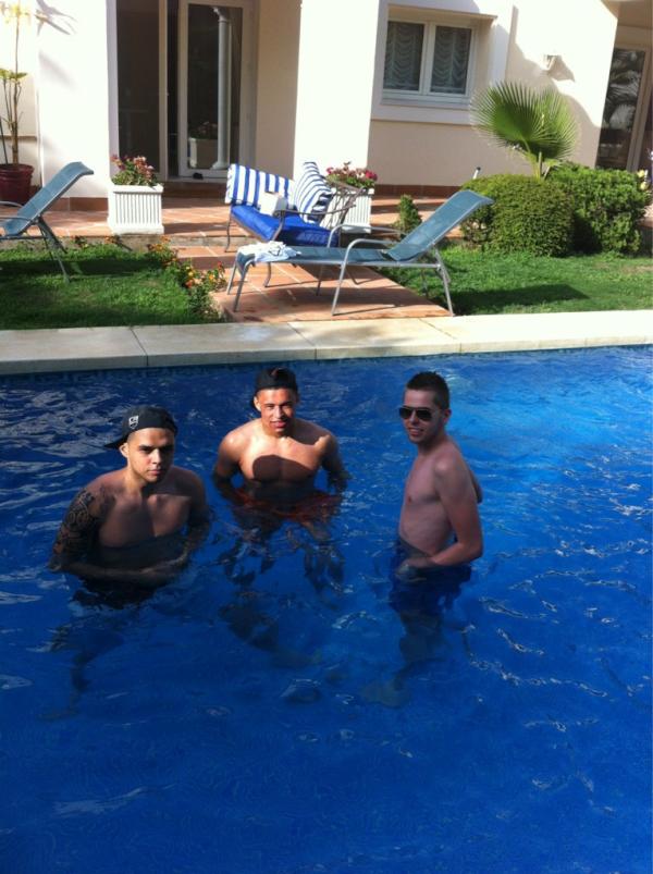 Alex_OxChambo's tweet image. Beach was unreal today, way too hot at one point though lol! Now back at the villa with @Matt_Gordon1 @OleChamberlain