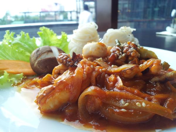 CentralFoodloft's tweet photo. สาขาพัทยาขอแนะนำชุดต่อไปครับผัดปลาหมึกยักของ Arirang หาทานที่ไหนไม่ได้อีกแล้วเสาร์ิาทิตย์นี่มาพัทยามาลองกันเลยครับ http://t.co/0PMETcO8