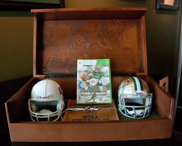 sandysandoval31's tweet image. @RGIII @Mark_Ingram28 @MikeVick 
NCAA 13 VIP kits going out to you guys this week for fan giveaways on Twitter &amp;amp; FB