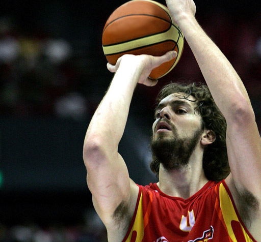Basketformacion's tweet photo. ¿Por dónde mira @paugasol cuando está a punto de tirar? http://t.co/xBeTMzyM