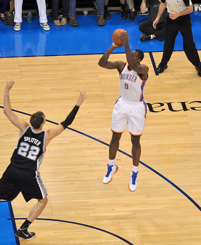 Basketformacion's tweet photo. ¿Hacia dónde apunta el codo de @sergeibaka9 ? Gran equilibrio, gran lanzamiento. http://t.co/srMCCiIZ