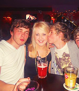 OfficAli's tweet photo. niall @NiallOfficial and my friend http://t.co/QXCo6sGj