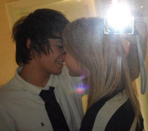 OfficAli's tweet photo. @Louis_Tomlinson and girfriend <3 http://t.co/HzO1amQ8