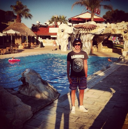 joey_hhhhh's tweet photo. LOOK AT HIS HIPSTER WOMAN SHORTS @ramones_shirt http://t.co/X81wUDhS