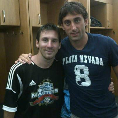 Diego22Milito's tweet photo. A Miami, per la partita di beneficenza per la Fondazione Messi...nello spogliatoio con il numero uno! http://t.co/6tlPOPVb