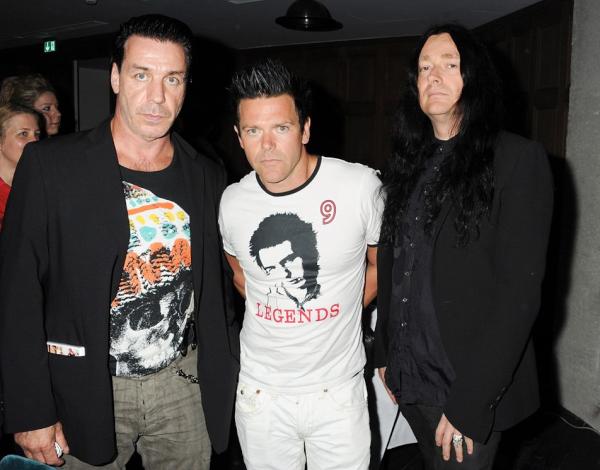 TillLindemannFa's tweet photo. 03-07-2012  Berlin http://t.co/m0XpAvRe http://t.co/mnUaa9Xu