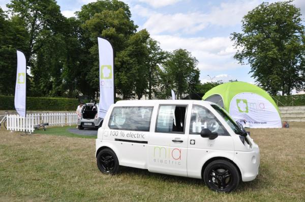miaelectric1's tweet photo. mia continue son show! Hier et aujourd'hui elle a posée sa tente à Poitiers, parc de Blossac! http://t.co/jK7KBhyZ