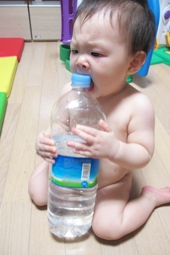 이 야밤에 떡뽀끼가 먹고시포요. 하지만 물이나 드링킹 ^^ 그나저나 오늘 짝 멤버가 누구길래. 꼭 내가 안 볼때만 다들 재밌어 해. 승질나부러~
