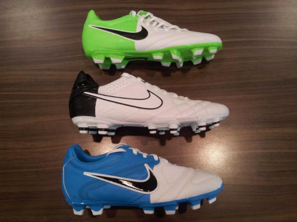 Ze druppelen alweer binnen, de nieuwe voetbalschoenen voor 't komende seizoen! #nikevoetbal