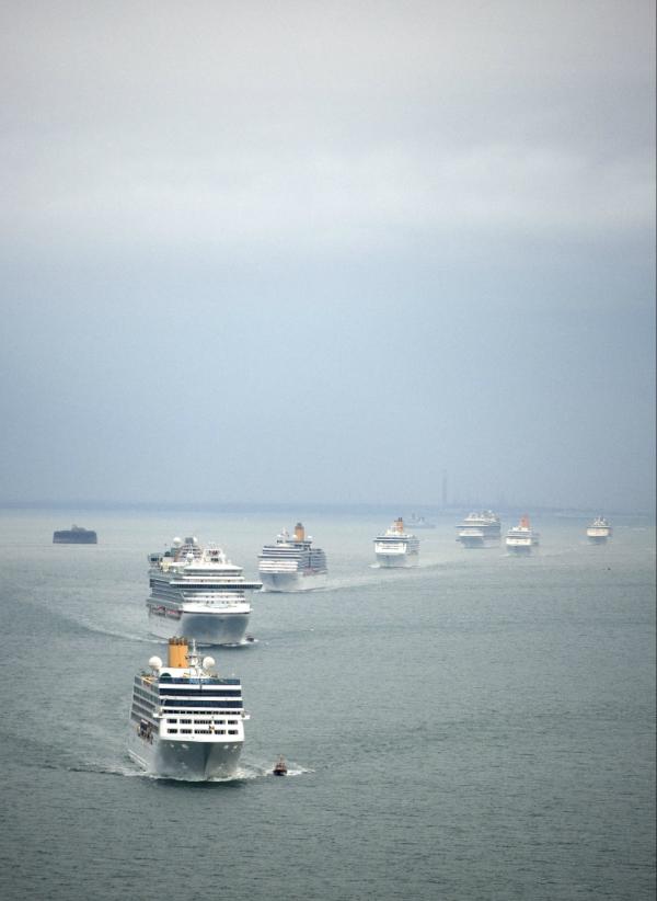 david_dingle's tweet photo. Some stunning photos from last night's #GrandEvent including this one of the seven ships in procession http://t.co/XNPTdvWU