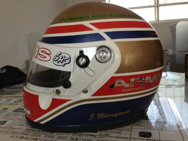 jee026's tweet photo. ちょっと頑張ってレー��用ヘルメットをステッカーシートのラメでカラーリングしてみた。どう？ http://t.co/dlKsKXED