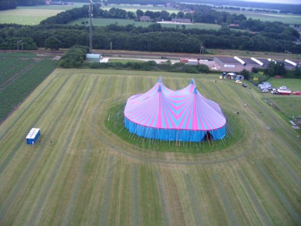 Koloniefeest's tweet photo. Luchtfoto van het koloniefeest feestterrein! Dit ook van boven bekijken? Er zijn nog enkele ballontickets beschikbaar! http://t.co/REhNkX3e