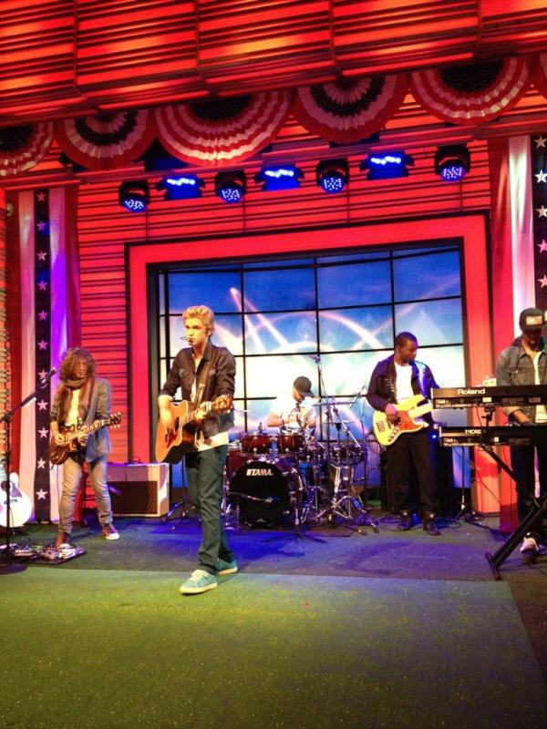 CodySimpson's tweet photo. g'day<3 catch me on @LiveKelly in 15 minutes. #4thofJuly http://t.co/SwmB6KP0
